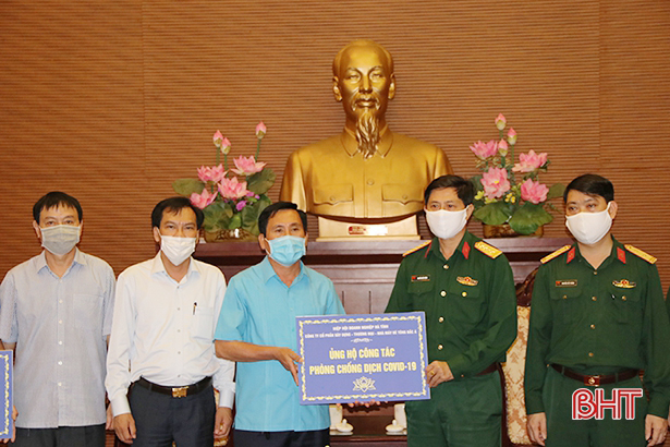 Hiệp hội Doanh nghiệp Hà Tĩnh tặng vật phẩm y tế phòng dịch Covid-19
